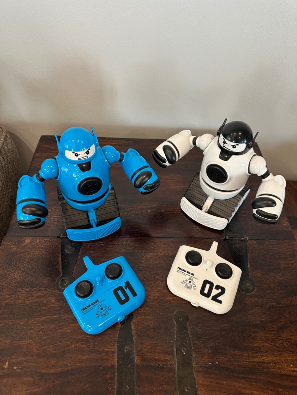 Sharper Image Mecha Rivals Battle Robots - Picture 1 of 7
